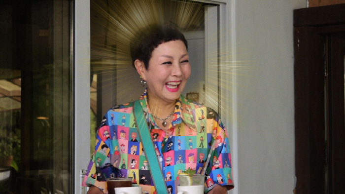 63-year-old Hong Jin-hee's blonde short hair transformed into black hair..Did you have a boyfriend?(Let's live together)