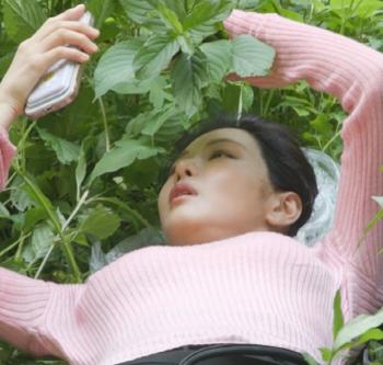 A mat...Lee Se-hee lies down on the grass after being wet (exhibition)
