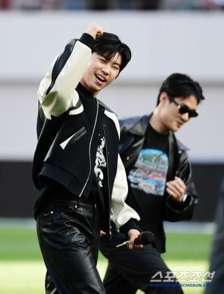  One more round with Lim Young-woong and Ahn Jung-hwan, the 'scoring hero'...Revenge match of 'Gathering Up 4' for the first time in a year