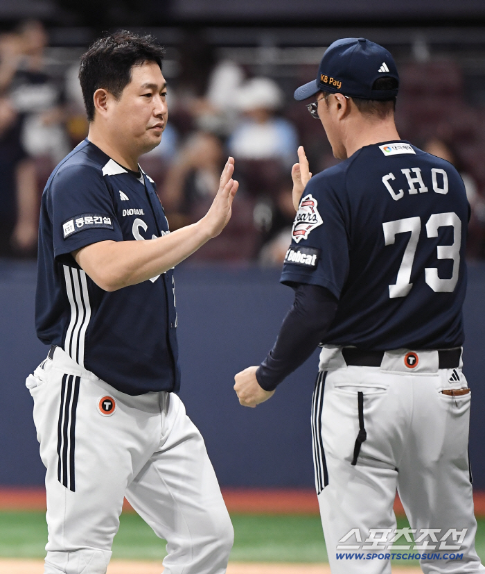  Acting Director Cho Sung-hwan High-Five With Yang Eui-ji