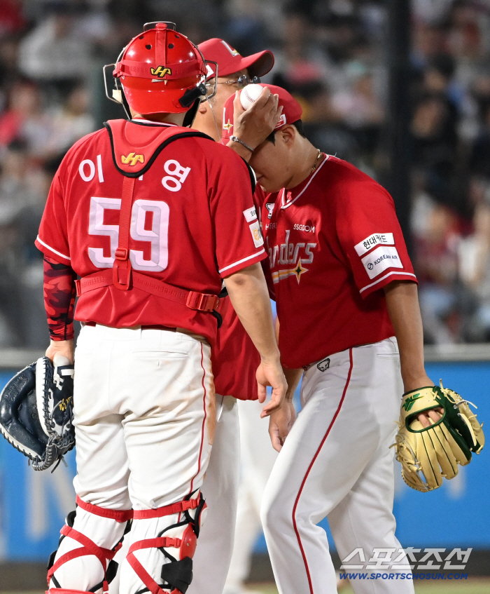  Coach Kyung Heon-ho, who covers Choi Min-joon who is disappointed