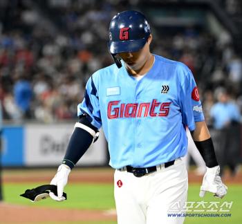  Go Seungmin failed to take advantage of the full base chance with two outs
