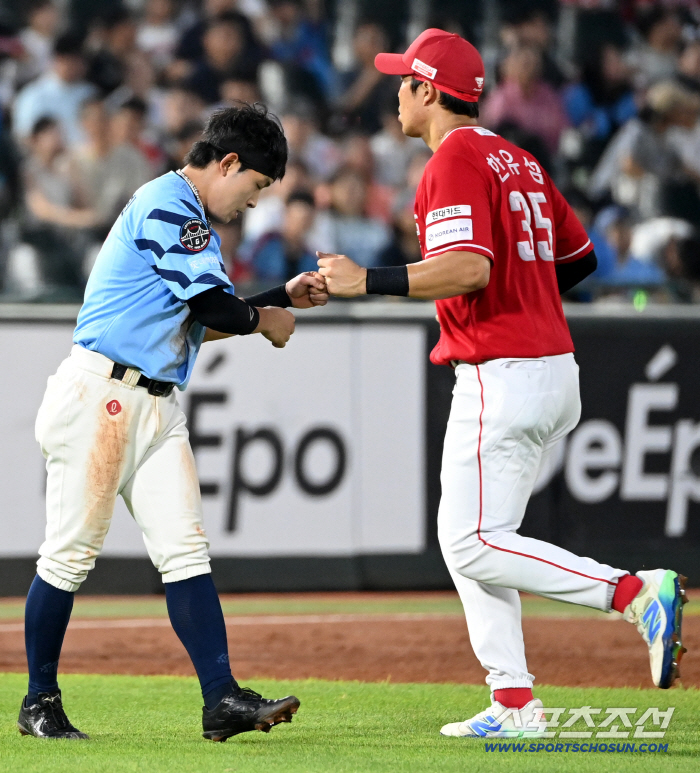  Hwang Sung Bin and Han Yu-seom greet each other with fists together