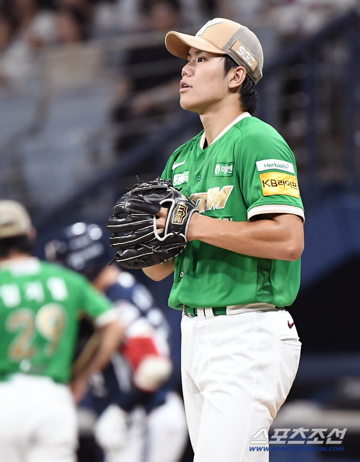  Kim Yoon-ha allows Yang Eui-ji to have a two-run shot