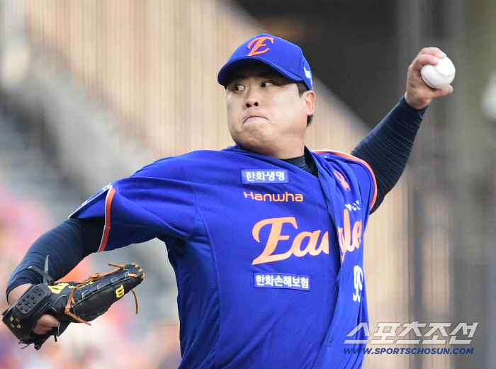  Ryu Hyunjin's lips tight! a powerful pitch to victory