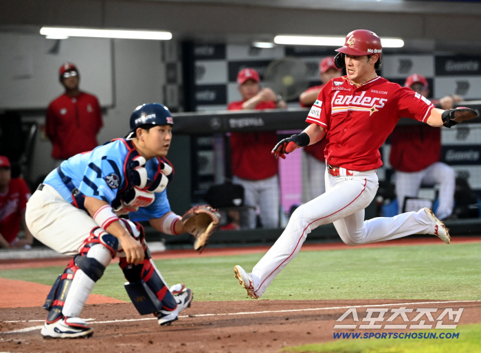  Second base runner, Jihoon Choi, home.