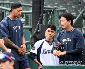  Velazquez listens to Kim Won-joong's story