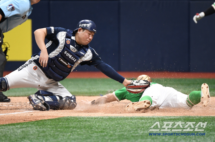  Yang Eui-ji who tags out Ju Sung-won
