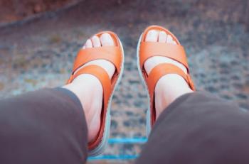 Summer shoes such as slippers and sandals, causing pain from the feet to the waist