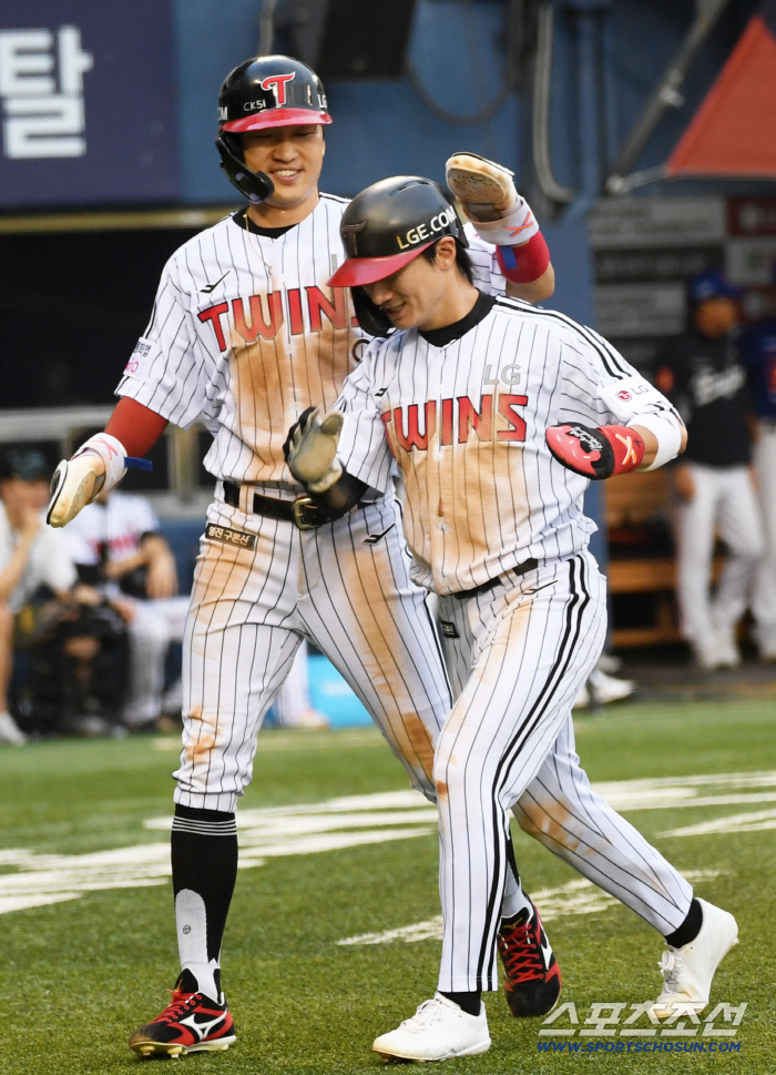 2 consecutive wins → 1st place in the 3G race → Dokju system. Austin's first home run one run in seven innings of Chirinos, an 8-1 complete victory. It's LG's generation now. Hanwha to Lotte for 3 consecutive losses 3.5G cars