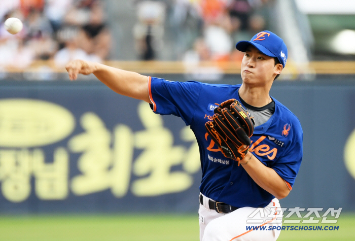 2 consecutive wins → 1st place in the 3G race → Dokju system. Austin's first home run one run in seven innings of Chirinos, an 8-1 complete victory. It's LG's generation now. Hanwha to Lotte for 3 consecutive losses 3.5G cars