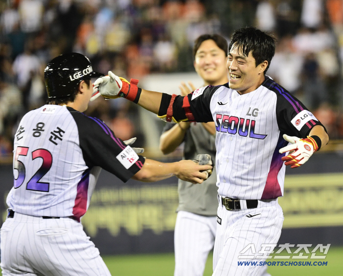 After the joy of ending. Oh Ji-hwan and Kim Hyun-soo, who are a rookie hugger. And a finishing hitter. This is why LG is doing well. 