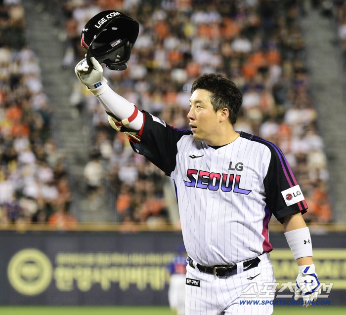 After the joy of ending. Oh Ji-hwan and Kim Hyun-soo, who are a rookie hugger. And a finishing hitter. This is why LG is doing well. 