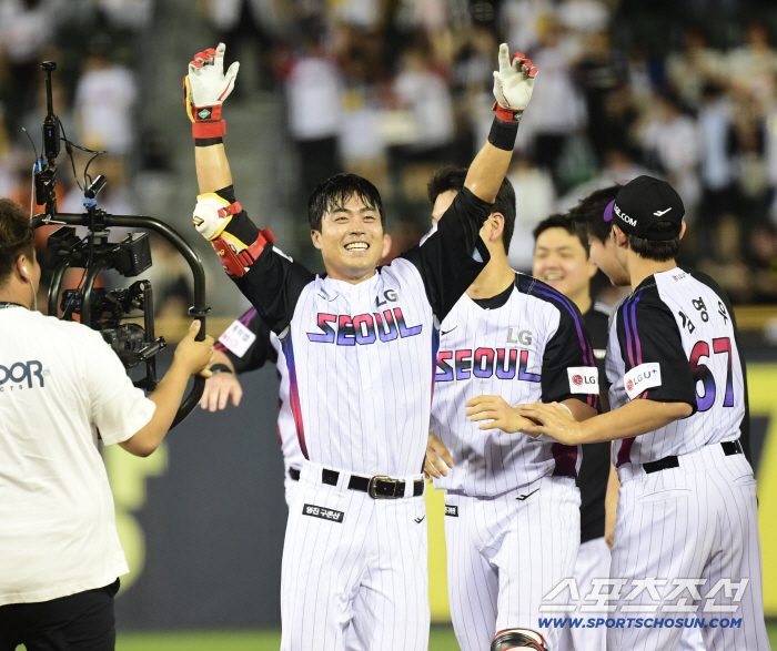 After the joy of ending. Oh Ji-hwan and Kim Hyun-soo, who are a rookie hugger. And a finishing hitter. This is why LG is doing well. 