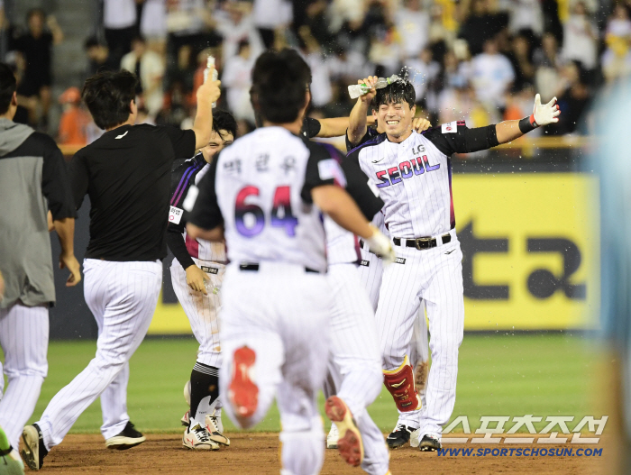After the joy of ending. Oh Ji-hwan and Kim Hyun-soo, who are a rookie hugger. And a finishing hitter. This is why LG is doing well. 