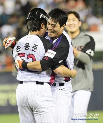 Chun Sung-ho gave Son Yong-joon a warm hug after finishing the game. It was absurd, but everyone knows how it feels