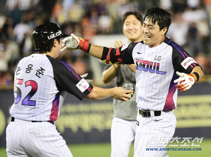 Chun Sung-ho gave Son Yong-joon a warm hug after finishing the game. It was absurd, but everyone knows how it feels