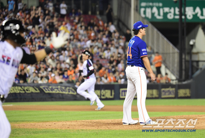 Chun Sung-ho gave Son Yong-joon a warm hug after finishing the game. It was absurd, but everyone knows how it feels
