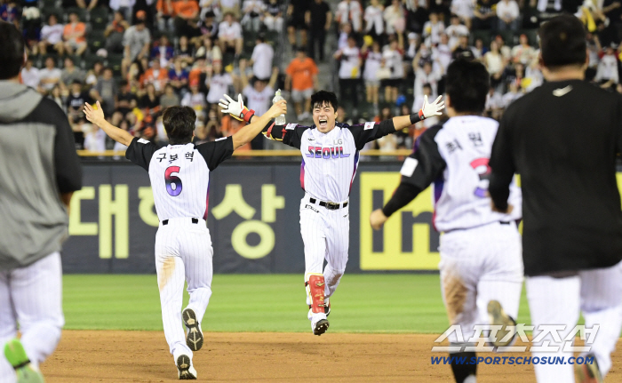 Chun Sung-ho gave Son Yong-joon a warm hug after finishing the game. It was absurd, but everyone knows how it feels