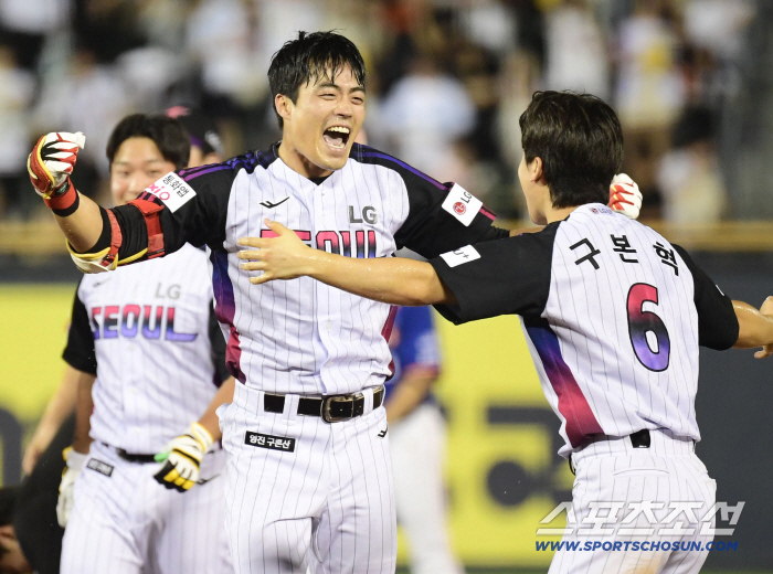 Chun Sung-ho gave Son Yong-joon a warm hug after finishing the game. It was absurd, but everyone knows how it feels