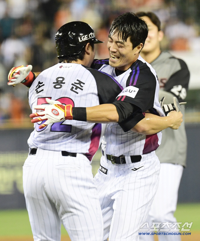 Chun Sung-ho gave Son Yong-joon a warm hug after finishing the game. It was absurd, but everyone knows how it feels