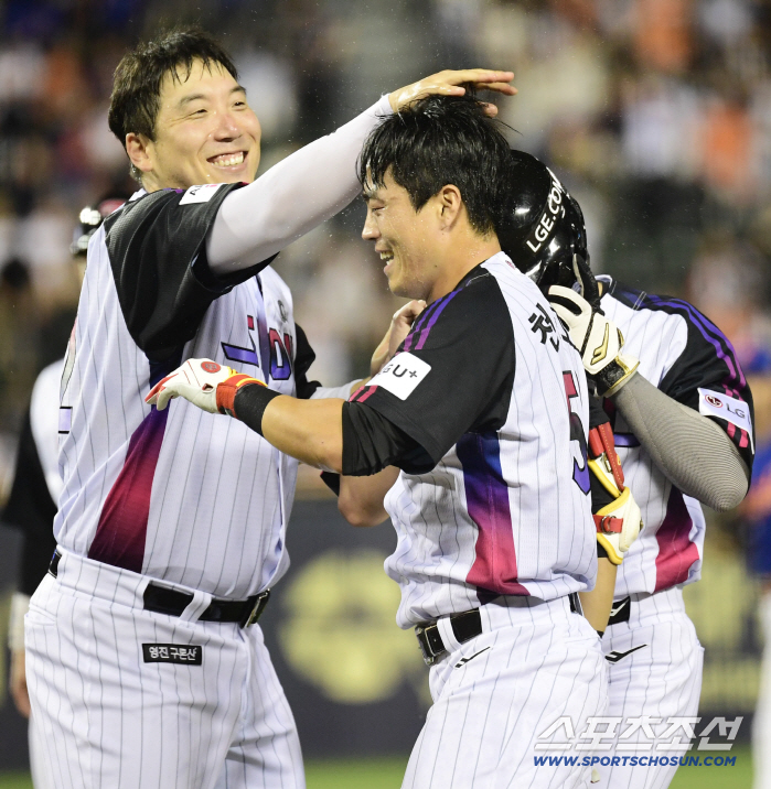 Chun Sung-ho gave Son Yong-joon a warm hug after finishing the game. It was absurd, but everyone knows how it feels