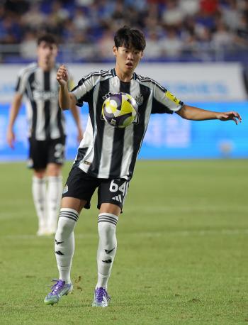 I can see you're entering the first team! Park Seung-soo's crazy performance in a surprise debut match led the local audience to cheers with 63 minutes of digesting  highest rating  dribbling success 75% of the time. Praised