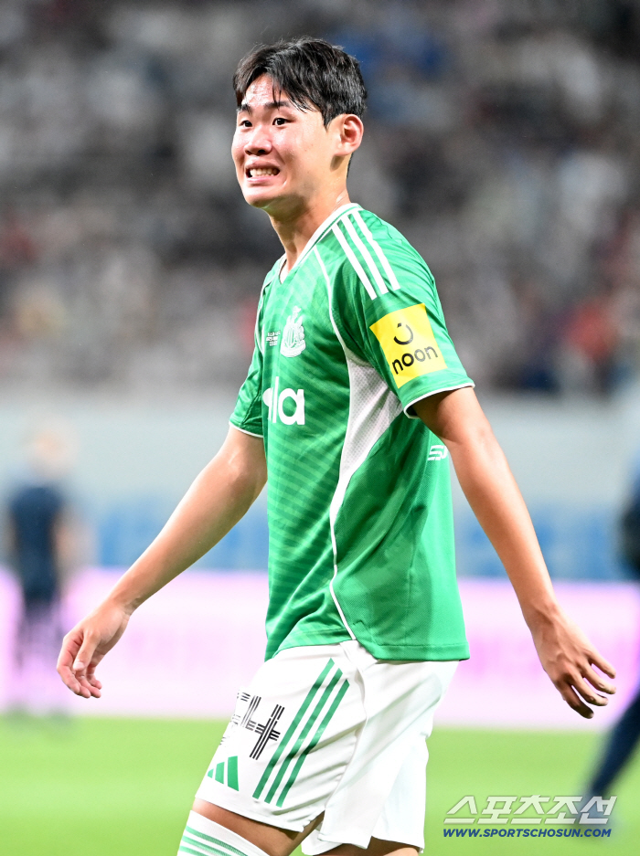 I can see you're entering the first team! Park Seung-soo's crazy performance in a surprise debut match led the local audience to cheers with 63 minutes of digesting  highest rating  dribbling success 75% of the time. Praised