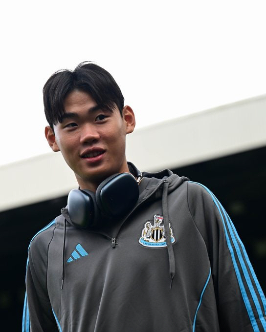 I can see you're entering the first team! Park Seung-soo's crazy performance in a surprise debut match led the local audience to cheers with 63 minutes of digesting  highest rating  dribbling success 75% of the time. Praised