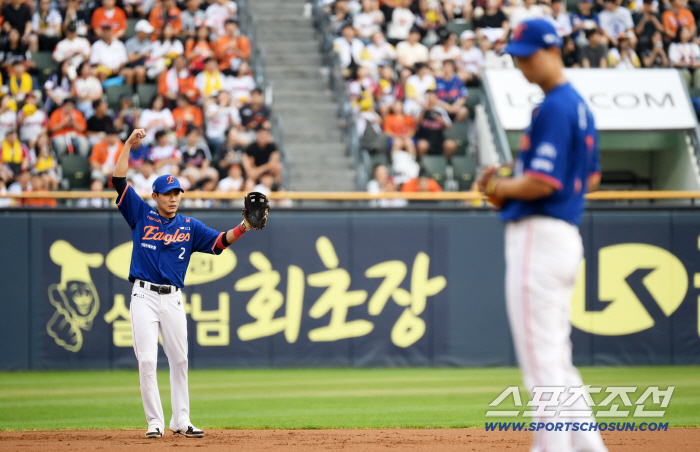 If he had given up Kim Bum-soo, he would have allowed six runs in one inning of Um Sang-baek's shock. the master's faith was in vain