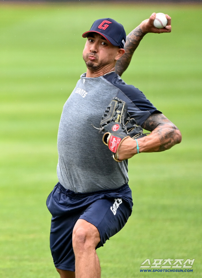 It rained against Velazquez's catch ball and the rain forecast is full → Lotte SSG match was canceled early in the rain