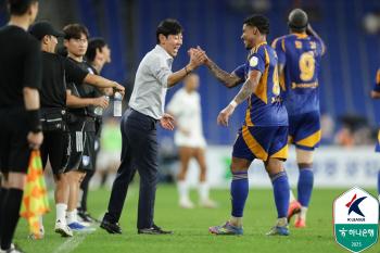  Shin Tae-yong of the Nannom Returns, who brought good luck, defeated Jeju 1-0 in his debut match as Ulsan head coach...Rubik'sson's winning goal escapes 7 consecutive winless games
