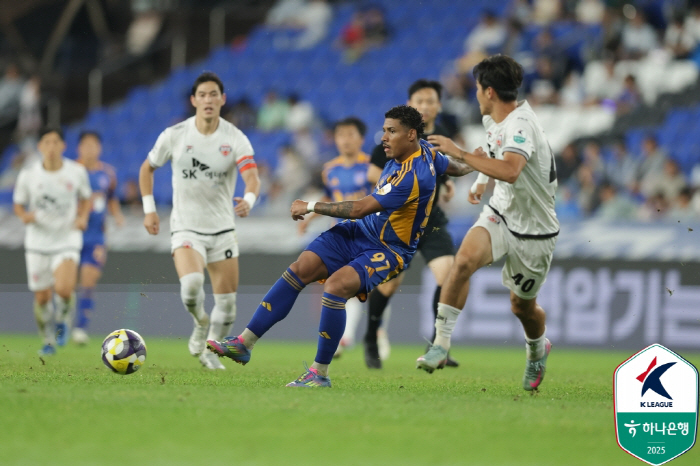  Shin Tae-yong of the Nannom Returns, who brought good luck, defeated Jeju 1-0 in his debut match as Ulsan head coach...Rubik'sson's winning goal escapes 7 consecutive winless games