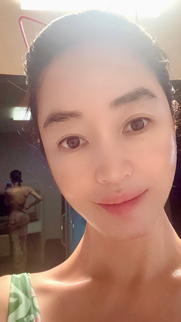 Kim Hye-soo is caught on TVAre you in your 50s with no skin on your back  ceramic skin?