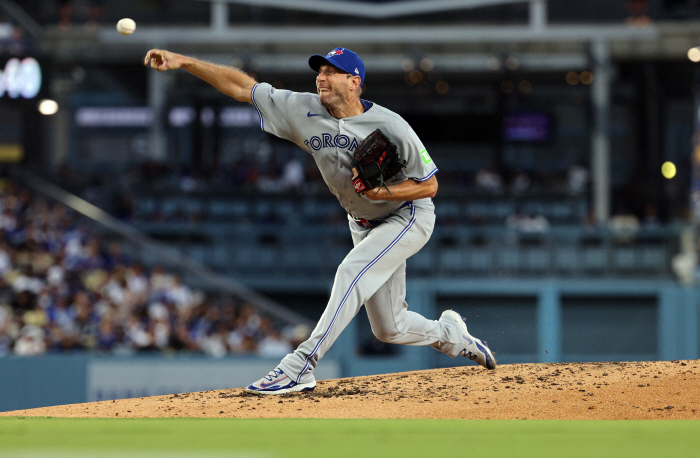 Lee, who Kershaw should be grateful for, faced off with decisive diving catch  reversal two-run shot 3000K Legend, and became 218 wins with Scherzer