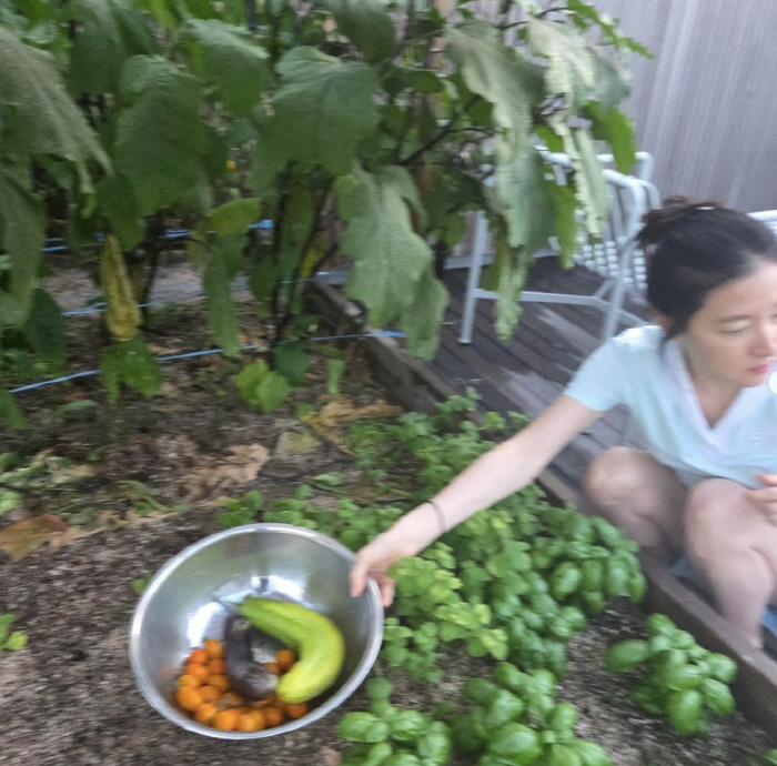 Lee Young-ae, organic life at Itaewon mansion...I'm showing off my garden