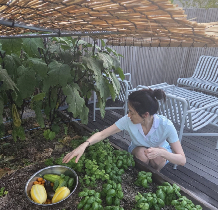 Lee Young-ae, organic life at Itaewon mansion...I'm showing off my garden