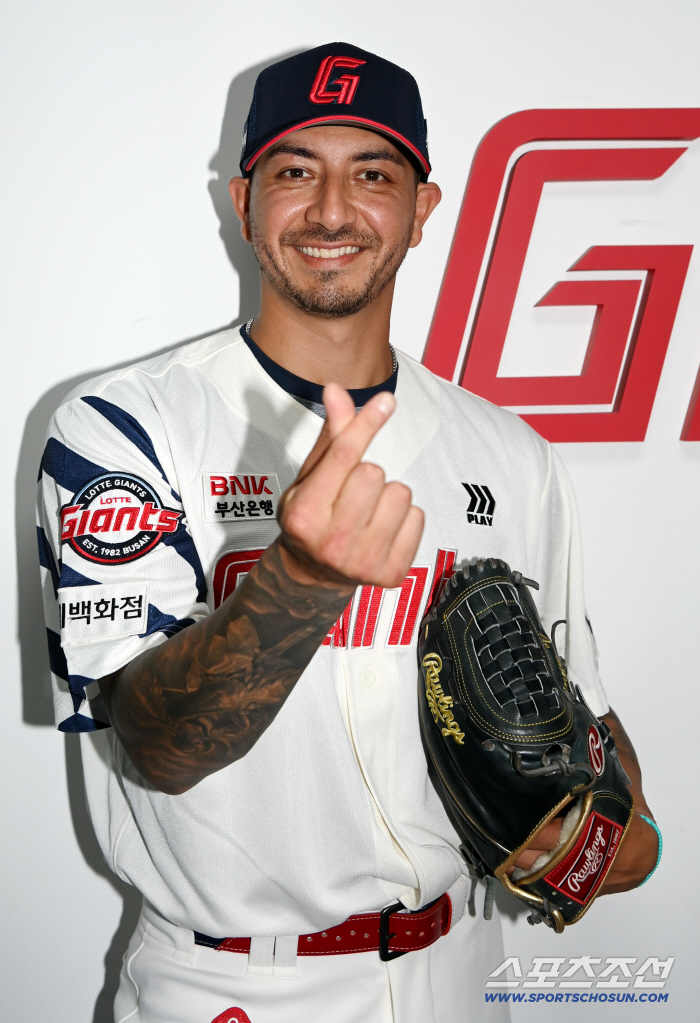 Lotte's new foreigner Velazquez, heart-wrenching exit elbow surgery No. 2  33 years old suspicious → I want to win with Lotte 