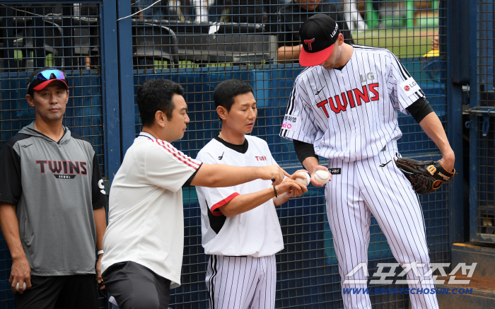 New family member Tolhusta is here. Manager Yeom Kyung-yeop, who came directly to the bullpen, admired the main catcher Park Dong-won (Jamsil site)
