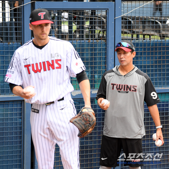 New family member Tolhusta is here. Manager Yeom Kyung-yeop, who came directly to the bullpen, admired the main catcher Park Dong-won (Jamsil site)