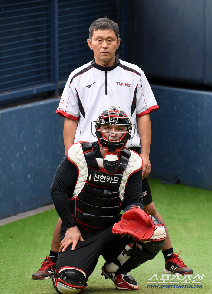 New family member Tolhusta is here. Manager Yeom Kyung-yeop, who came directly to the bullpen, admired the main catcher Park Dong-won (Jamsil site)
