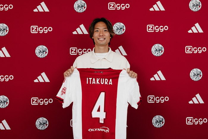  Soccer Sergeant Itakura joins Ajax for the first time in history → 4 years contract for 19 billion...The only Korean is Seok Hyunjun