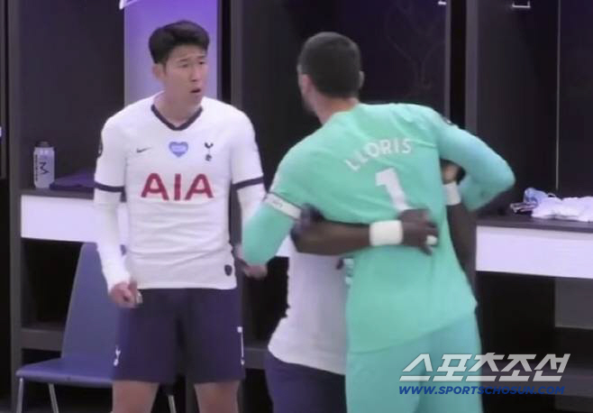 Oh, my captain! SON Yoris, who got attached to the locker room fight, gave a seal ovation  a hot hug to the reunion after a year