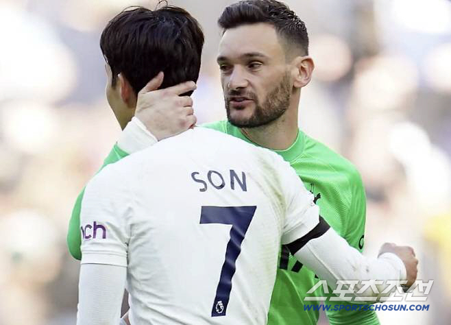 Oh, my captain! SON Yoris, who got attached to the locker room fight, gave a seal ovation  a hot hug to the reunion after a year
