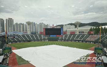 Park Se-woong's Sajik covered with tarpaulin, the rain is getting stronger...Can distribution The B be held on the 9th? 