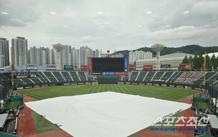 Park Se-woong's Sajik covered with tarpaulin, the rain is getting stronger...Can distribution The B be held on the 9th? 