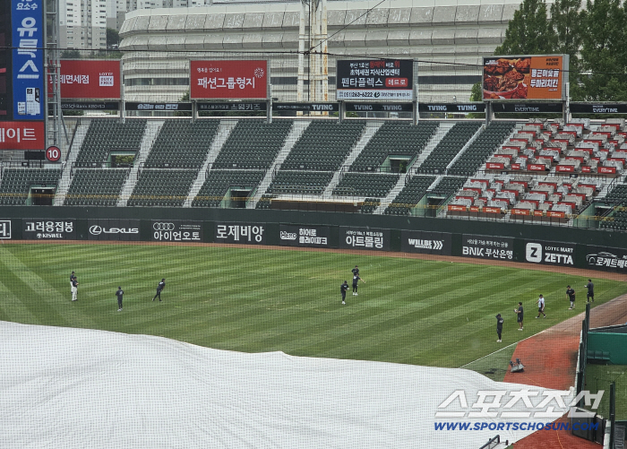 Park Se-woong's Sajik covered with tarpaulin, the rain is getting stronger...Can distribution The B be held on the 9th? 