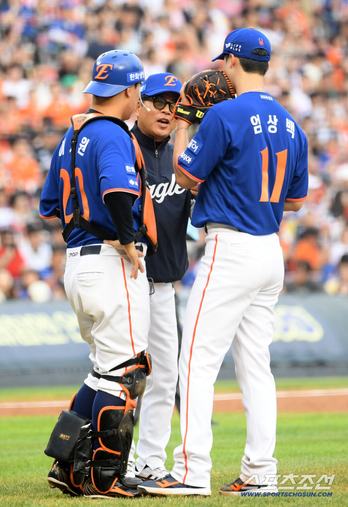  Coach Yang Sang-moon, Sang-baek, who came to the mound from the first inning, is okay