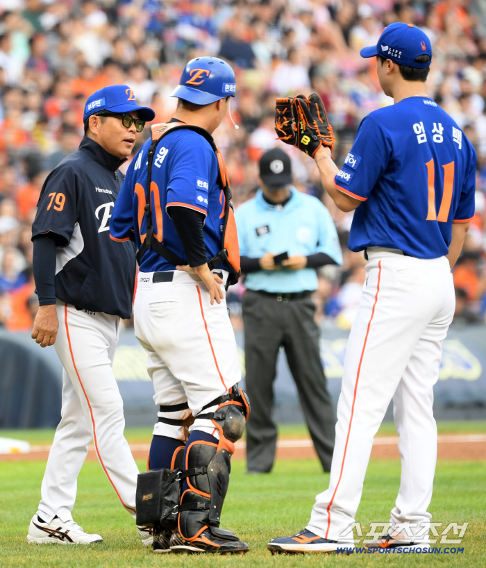  Coach Yang Sang-moon, Sang-baek, who came to the mound from the first inning, is okay