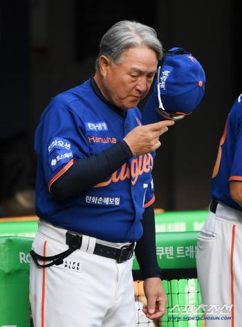  Director Kim Kyung-moon of Hanwha, who has a lot of thoughts